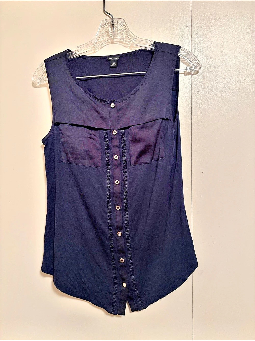 Ann Taylor Sleeveless Button Front Top in Black Size XS Like New